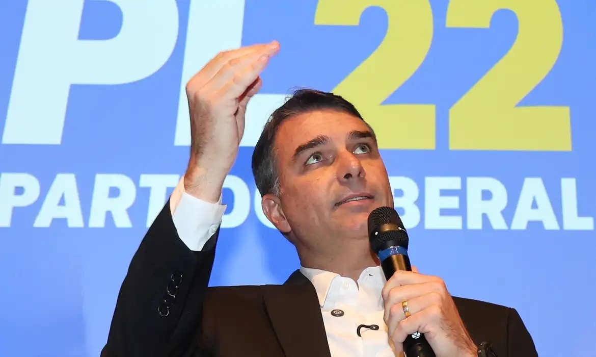 Flávio Bolsonaro diz que abre sigilos bancário, fiscal e telefônico se ex-chefe de gabinete de Lula fizer o mesmo