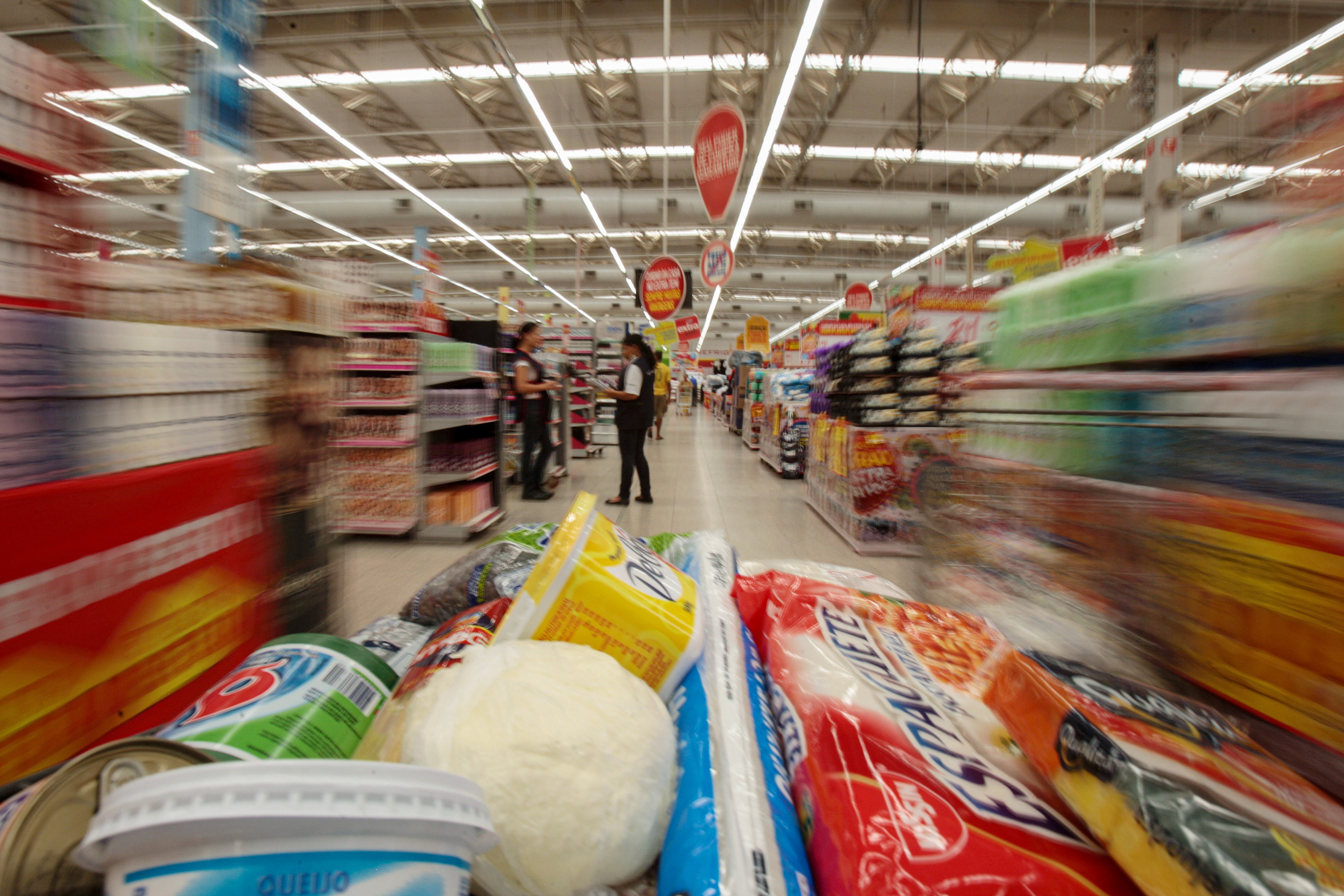 Alimentação e supermercado pesam no orçamento de 59% dos brasileiros, aponta Serasa