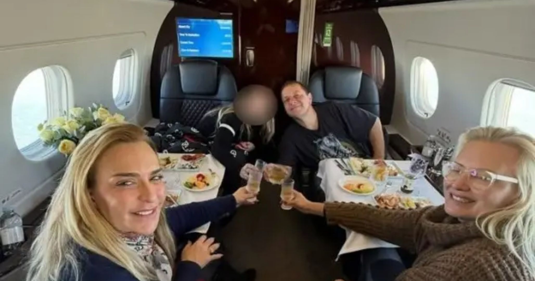 Fotos inéditas revelam viagens e intimidade entre Lulinha e lobista em jatinho de 20 milhões de dólares