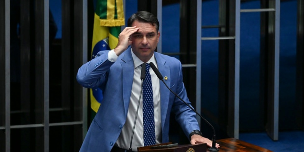 Jornal diz que Flávio já tem mais de 200 decretos prontos para assinar como presidente, maioria sobre leis trabalhistas