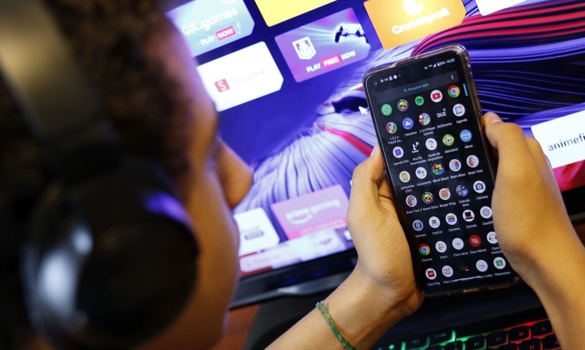Grécia aprova proibição de redes sociais para menores de 15 anos