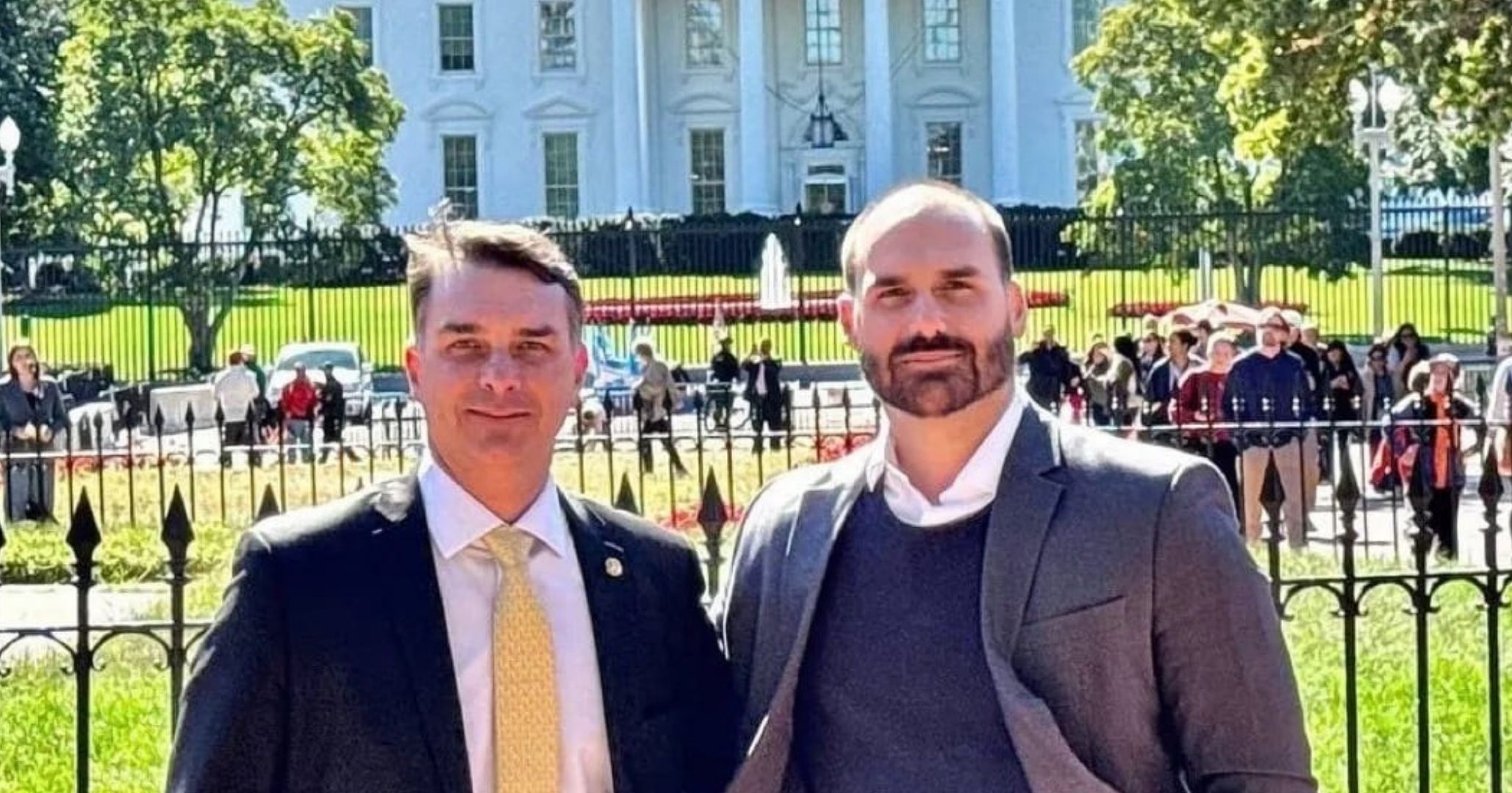Eduardo Bolsonaro defende que Flávio deixe o Brasil caso perca a eleição presidencial