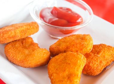 Consumo de alimentos ultraprocessados, como nuggets, aumenta risco de desenvolver câncer