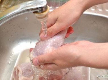 Lavar frango antes de cozinhar pode aumentar risco de contaminação com bactérias - Bahia Notícias