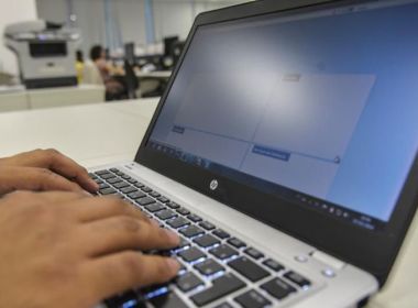 Tempo gasto em computador e internet afeta bem-estar de jovens, diz pesquisa
