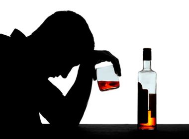 Consumo de álcool está ligado a suicídio de pessoas com idades entre 25 e 44 anos