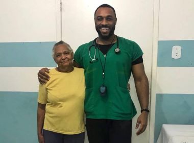 Aos 74 anos, idosa é atendida pela primeira vez por médico negro e post viraliza