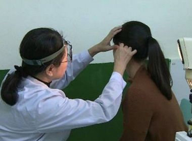 Mulher na China é diagnosticada com perda auditiva que a impede de escutar apenas homens