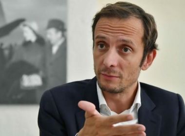 Político defensor do movimento antivacinas é internado com catapora