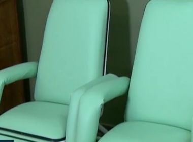 Voluntária doa poltronas após passar 12 horas de pé esperando internação em hospital