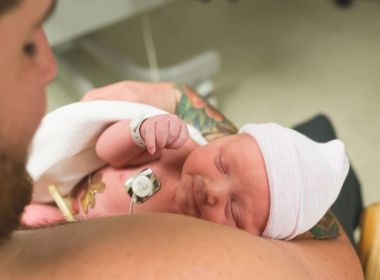 Licença-paternidade maior reduz uso de remédios por mães, aponta estudo americano