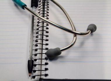 MEC pode passar a autorizar faculdades particulares a revalidarem diplomas médicos