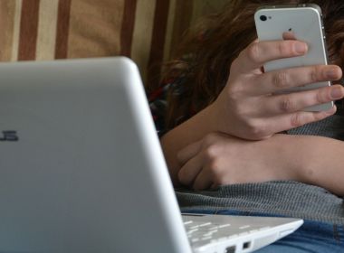Mulher perde visão de um olho temporariamente por usar demais smartphone
