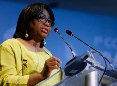 Diretora da Opas afirma que Brasil precisa 'pensar duas vezes' antes de flexibilização