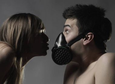 Pesquisadores recomendam uso de máscara durante o sexo para evitar coronavírus