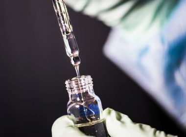 Estudos da vacina da Covid-19 deveriam ser mais 'exigentes', aponta pesquisador baiano