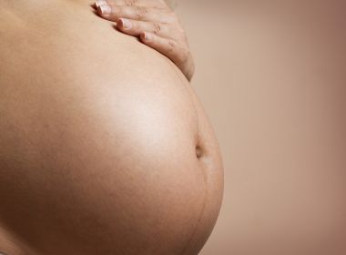 Na última década, Bahia registrou 6 partos por dia em mães com menos de 14 anos