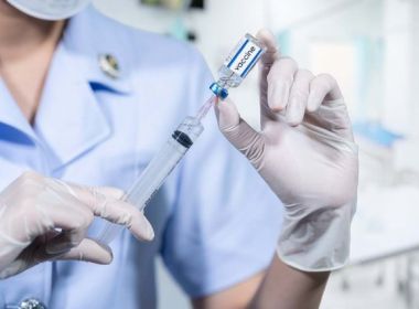 Vacina da Covid-19: AstraZeneca admite erro de dosagem em estudo e recebe críticas