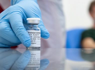Vacina de Oxford é a primeira a ter resultados da terceira fase de testes divulgados
