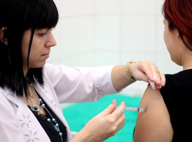 Reino Unido faz alerta após 2 pacientes reagirem mal a vacina da Pfizer contra Covid