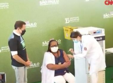 Enfermeira de São Paulo é 1ª vacinada contra Covid-19 no Brasil