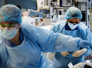 Covid: Antes referência, Portugal tem recorde de internações e supera 300 mortes em 24h