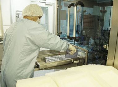 Fiocruz envasa primeiro lote da vacina Oxford/AstraZeneca produzida no Brasil