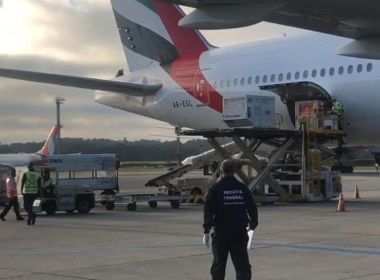 Avião com 2 milhões de doses da vacina de Oxford chega ao Brasil