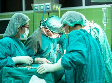 Paciente dos EUA recebe transplante de pulmão com Covid-19 e morre; caso acende alerta