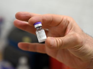 Clínicas podem comprar vacina da Pfizer, mas é dever do Estado usá-la no SUS, diz pesquisador