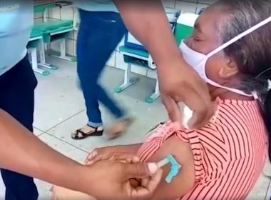 Camaçari: Vídeo de profissional não aplicando vacina em idosa é falso, diz prefeitura