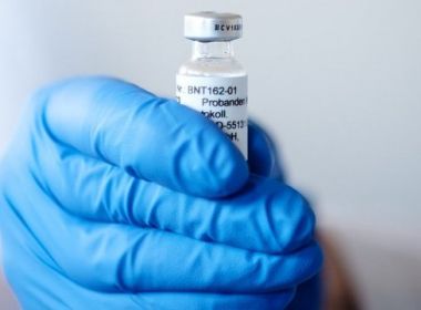Vacina da Pfizer contra Covid-19 se mostra segura e eficaz em adolescentes