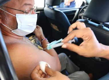 Secretário da Saúde da Bahia, Fábio Vilas-Boas é vacinado contra Covid-19
