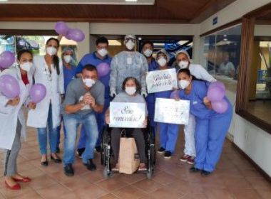 Equipe do hospital Riverside comemora primeira alta hospitalar por Covid-19