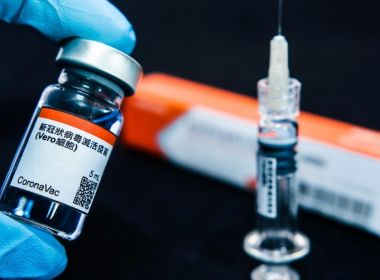 Baixa eficácia da Coronavac é admitida pela China, que fala em mistura de vacinas