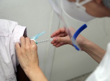 Salvador retoma vacinação de idosos contra Covid-19 e postos registram filas intensas