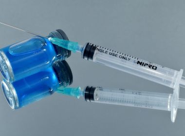 Estudo indica que vacinas de Oxford e da Pfizer protegem da variante de origem indiana