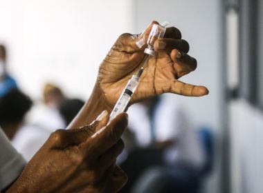 Pontos de vacinação contra a Covid-19 funcionarão por 33 horas seguidas em Salvador