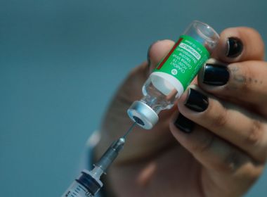 Duas doses da vacina de Oxford protegem 93,6% conta morte, aponta estudo de SP