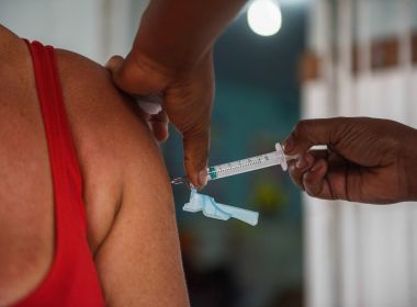 Salvador segue com vacinação para pessoas com 26 anos e grupos prioritários nesta terça