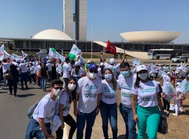 Profissionais de enfermagem realizam ato em Brasília pelo piso salarial e jornada de 30h