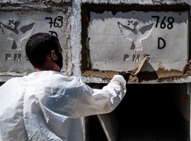 Casos ativos da Covid-19 voltam a cair na BA; Sesab registra 14 mortes nas últimas 24h