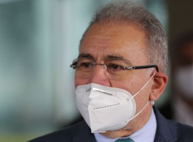 Queiroga vai entregar a Bolsonaro 'esboço de estudos' sobre fim do uso da máscara