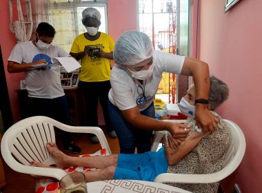 Prefeitura de Salvador aplica 3ª dose contra a Covid através de vacinação em domicílio