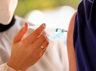 Ministério vai mudar recomendação e dispensar intervalo entre vacina da gripe e da Covid