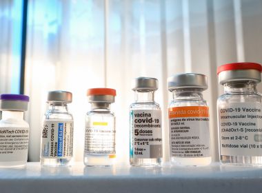 Terceira dose contra Covid para pessoas acima de 18 anos prevê imunização cruzada; entenda