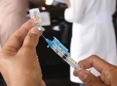 Estudo sugere duas doses de reforço para vacinados com Coronavac contra Ômicron