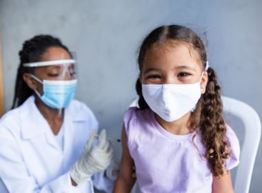 Crianças em tratamento oncológico devem ser imunizadas contra Covid, dizem pediatras