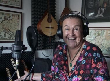 Cantora tcheca morre de Covid-19 após pegar doença de propósito