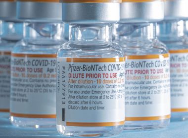 Pfizer e BioNTech iniciam testes de vacina contra ômicron em voluntários